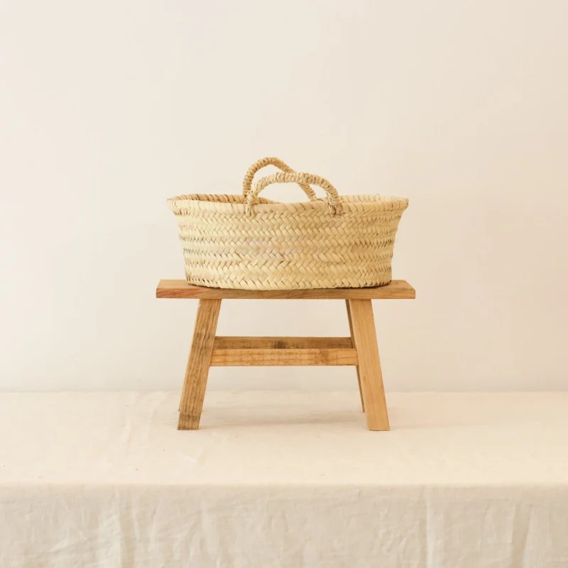 Cesta plana de ráfia tecida à mão