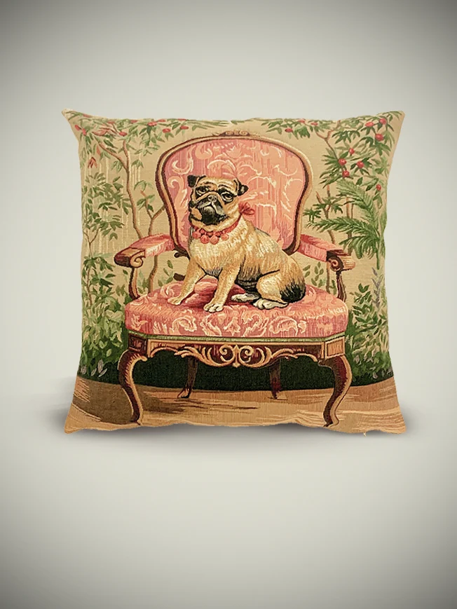 Funda de Cojín 'Pug on Pink Chair' con Perro Carlino - 45x45 cm
