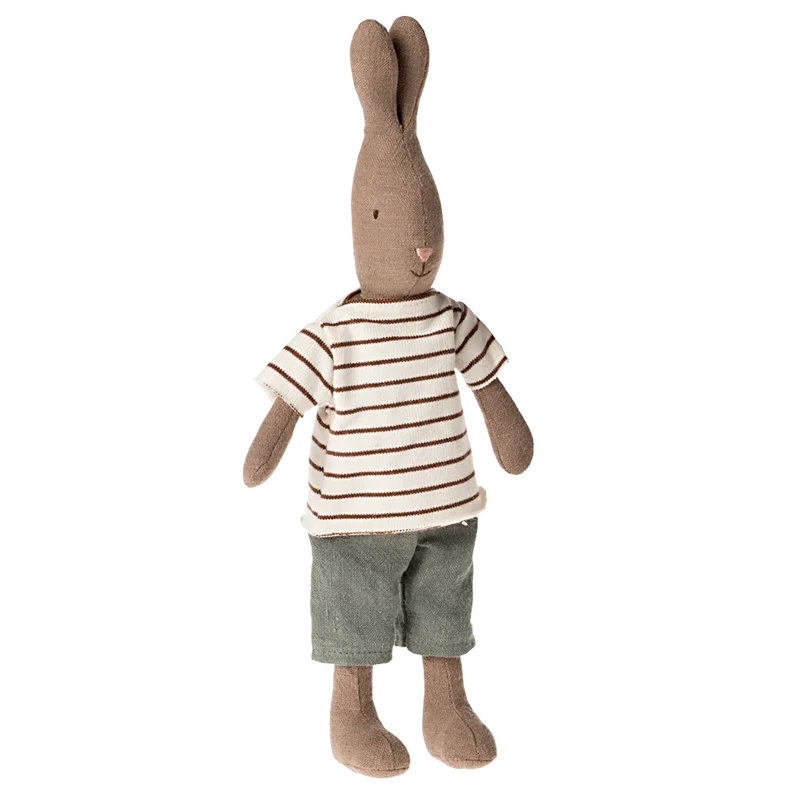 Conejito marrón con camiseta de rayas y pantalón