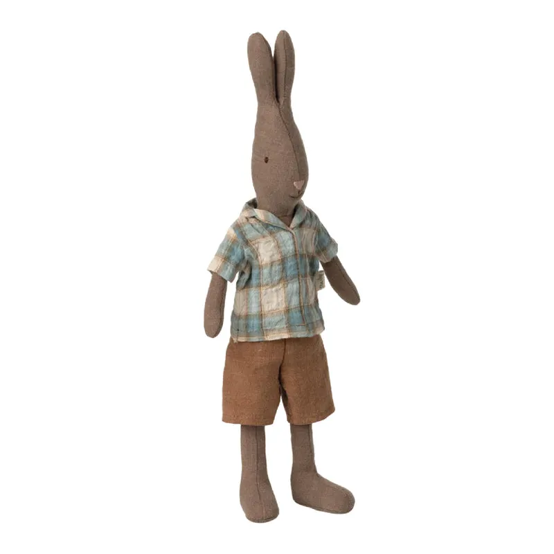 Conejito marrón con camisa y pantalón