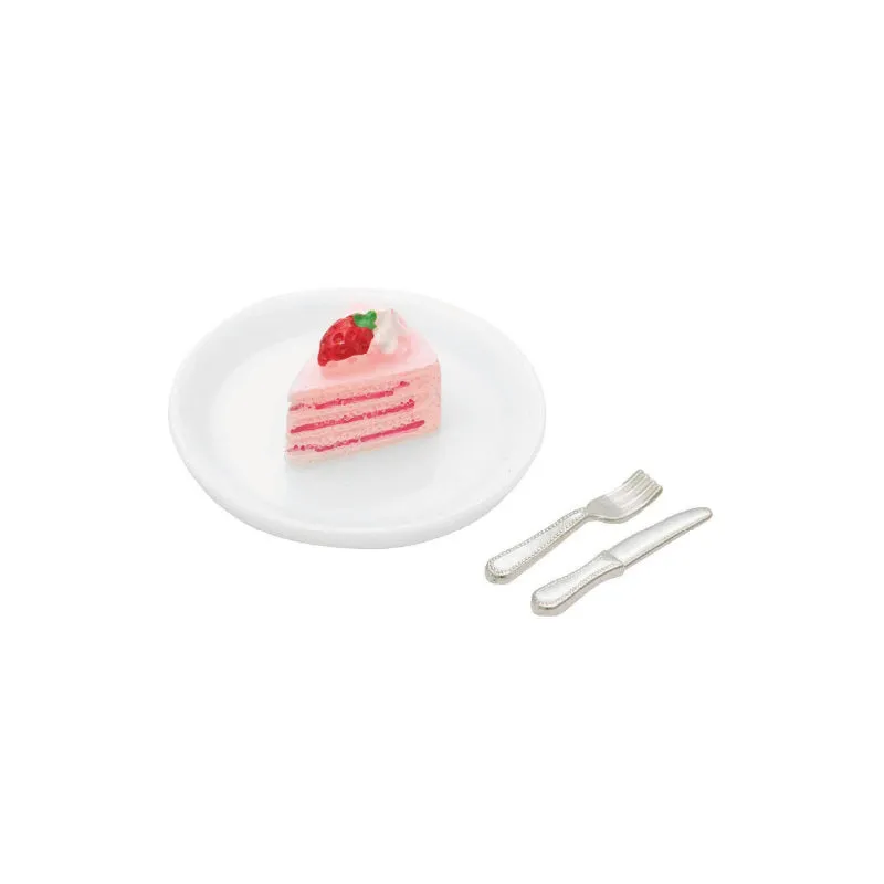 Tarta de fresa con plato y cubiertos miniatura ratón