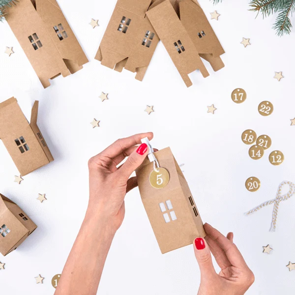 Calendario de Adviento pueblo kraft DIY