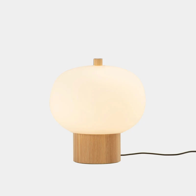 Lámpara de sobremesa bola LedsC4 Ilargi LED madera clara 2700K táctil Ø23cm 10-6010-93-F9