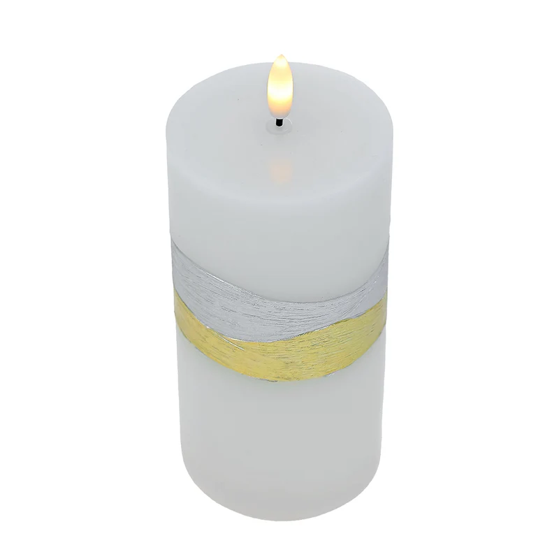 KLC064 Vela LED Cera Mediana Blanca con Banda Oro y Plata 7.5x18.5cm.(2 Baterías AA no incluidas)