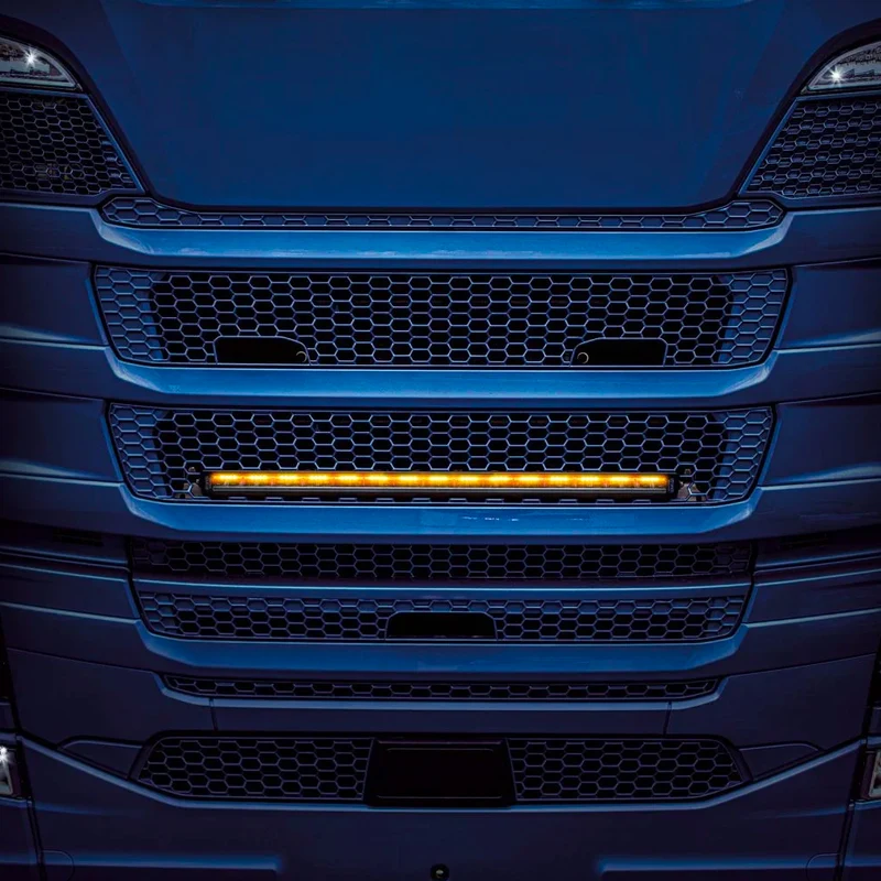 Protector nocturno Strands de 32" con luz estroboscópica / Kit de montaje Scania